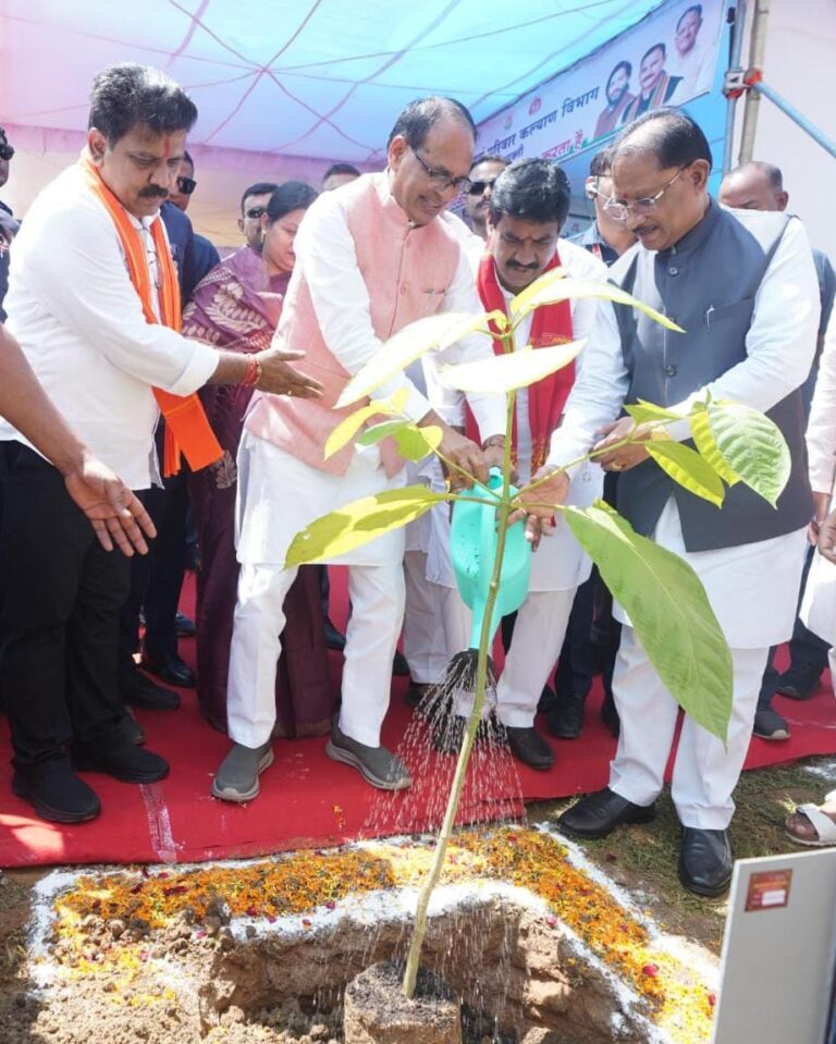 ‘एक पेड़ माँ के नाम’ अभियान से प्रकृति संरक्षण और मातृ सम्मान का संदेश केंद्रीय मंत्री श्री शिवराज सिंह चौहान एवं मुख्यमंत्री श्री विष्णु देव साय ने सक्ती के जेठा में किया पौधरोपण