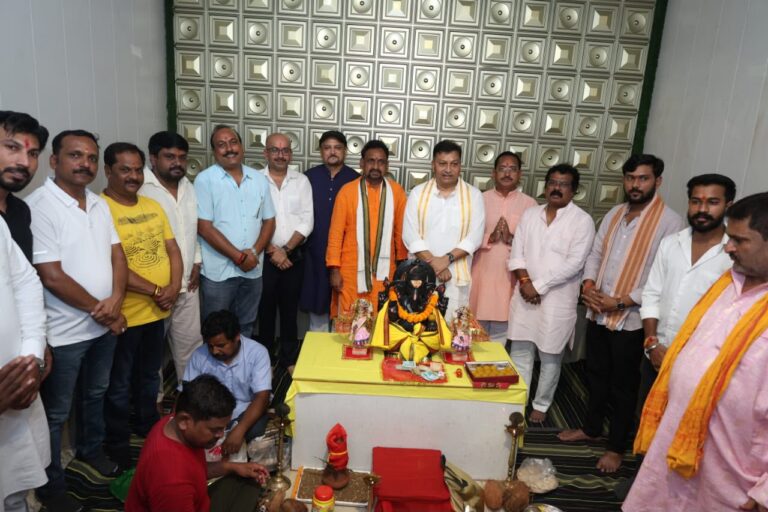 गणपति धाम में आरती के साथ गणेश पूजा उत्सव का शुभारंभ हाथीपखना स्थित गणपति धाम में उमड़े श्रद्धालु, सुख-शांति और समृद्धि की कामना