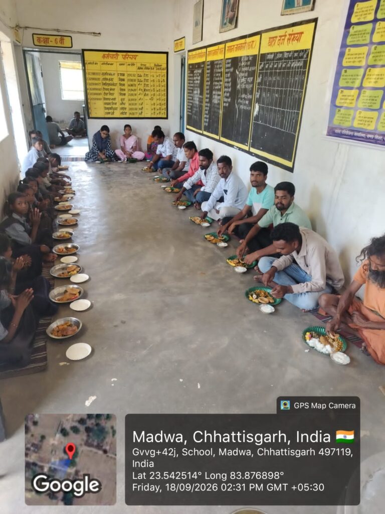 मडवा में आंशिक न्योता भोज का आयोजन, बच्चों के साथ जनप्रतिनिधियों व कर्मचारियों ने किया भोजन