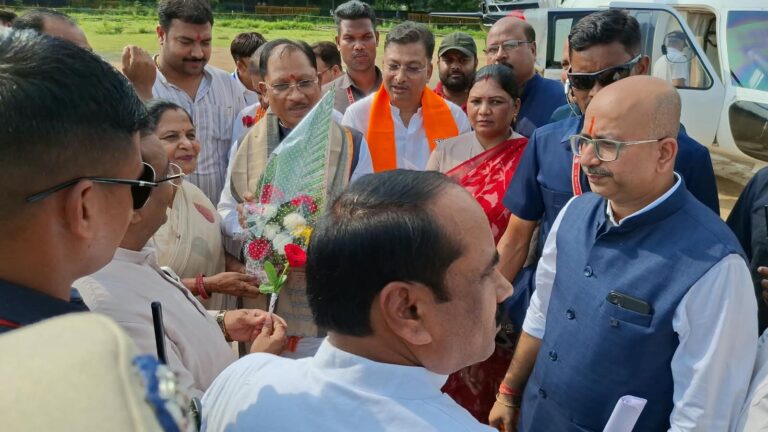 अंबिकापुर पहुंचने पर मुख्यमंत्री श्री विष्णुदेव साय का हुआ भव्य स्वागत
