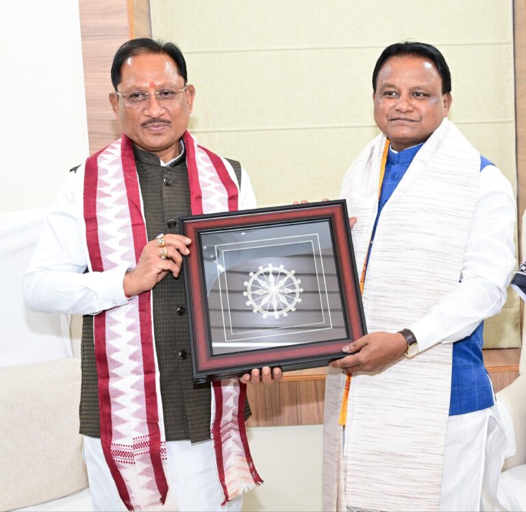मुख्यमंत्री श्री विष्णु देव साय ने ओडिशा के मुख्यमंत्री श्री मोहन चरण माझी से की सौजन्य भेंट
