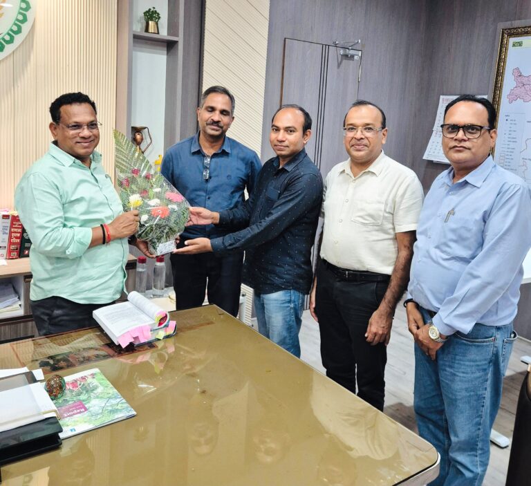 आईसीएआर की भोपाल स्थित हाई सिक्योरिटी एनिमल डिजीस लैब के वरिष्ठ वैज्ञानिक डॉ सेंथिल और डॉ फतेह ने सरगुजा संभाग के संभागायुक्त नरेंद्र दुग्गे जी से सौजन्य मुलाक़ात कर शासकीय पिग फ़ार्म (सकलो -अंबिकापुर)में चल रहे अफ्रीकन स्वाइन फीवर के सफल ट्रायल को विस्तृत रूप से बताया .