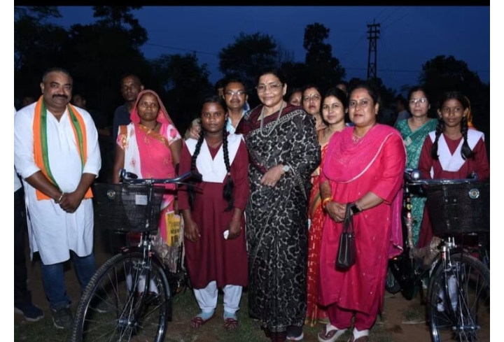 साइकिल पाकर खिले छात्राओं के चेहरे, विधायक रेणुका सिंह ने किया निःशुल्क सायकल वितरण,,,