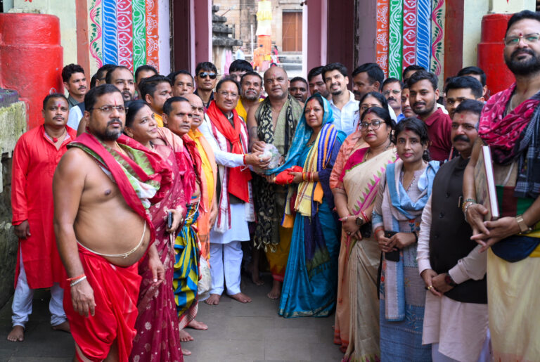 भगवान लिंगराज के दर्शन कर मुख्यमंत्री श्री विष्णु देव साय ने की प्रदेश की सुख-समृद्धि और खुशहाली की कामना
