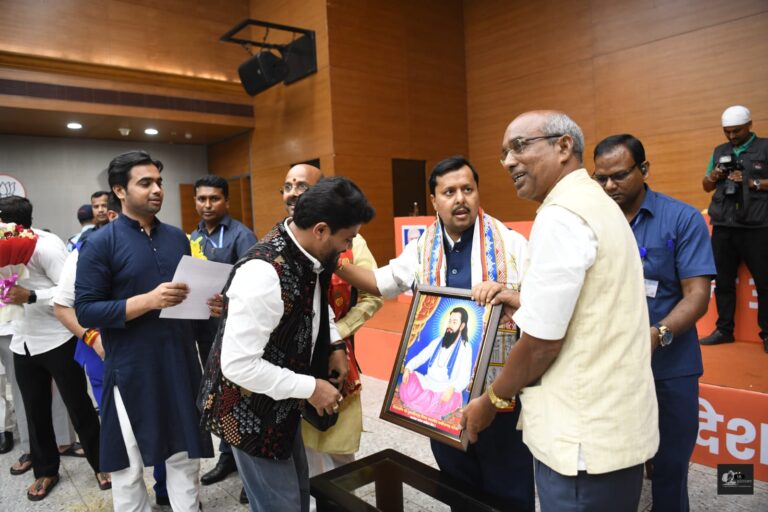 “ऐसा चाहूँ राज में, मिले सबन को अन्न। छोट बड़े सब सम बसे, रविदास रहे प्रसन्न।”