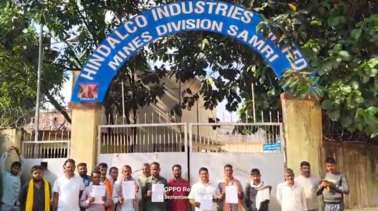 ट्रक मालिक संघ सामरी ने ट्रांसपोर्टिंग पेमेंट को लेकर हिंडालको प्रबंधन को सौंपा ज्ञापन