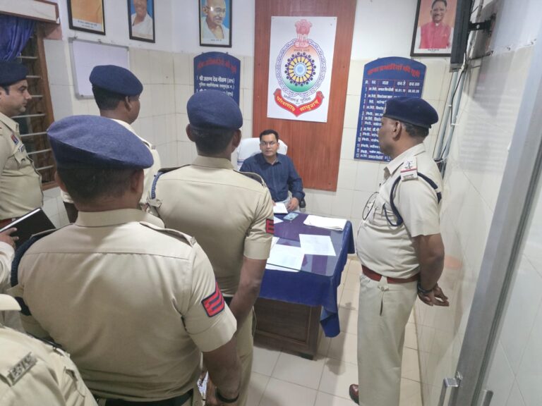 पुलिस अधीक्षक सूरजपुर ने देर रात थाना झिलमिली का किया औचक निरीक्षण।