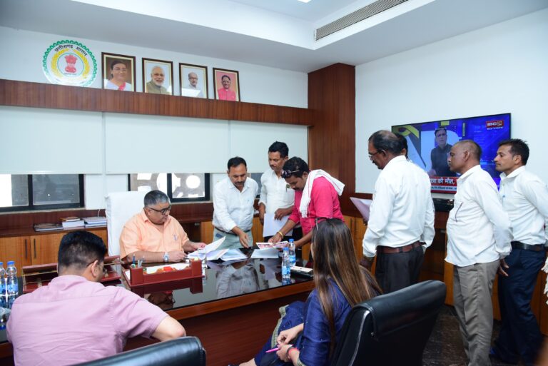 पर्यटन एवं संस्कृति मंत्री राजेश अग्रवाल ने मंत्रालय स्थित कार्यालय में आगंतुकों से की मुलाकात