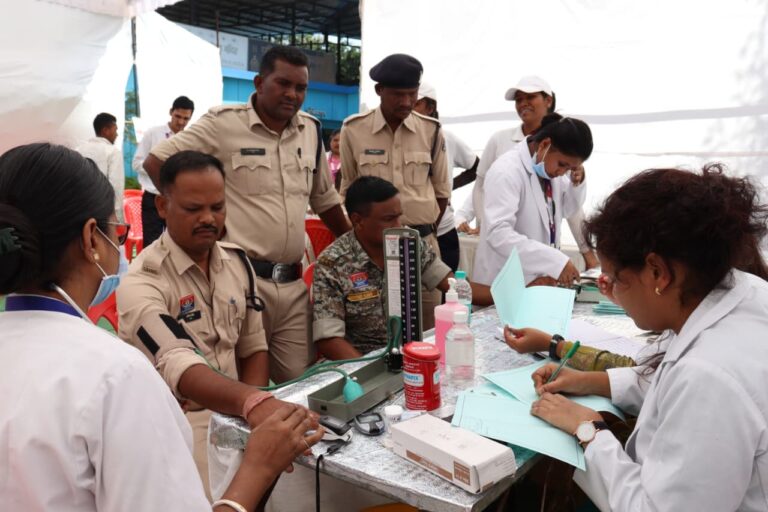 सरगुजा पुलिस एवं जीवन ज्योति हॉस्पिटल के संयुक्त तत्वावधान में आयोजित एक दिवसीय निःशुल्क स्वास्थ्य जांच शिविर संपन्न।