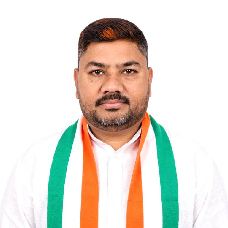 गड्ढों से बदहाल सड़कें, धूल से बेहाल जनता! उपमुख्यमंत्री जी, अब तो झाड़ू लगवा दीजिए : परवेज आलम गांधी
