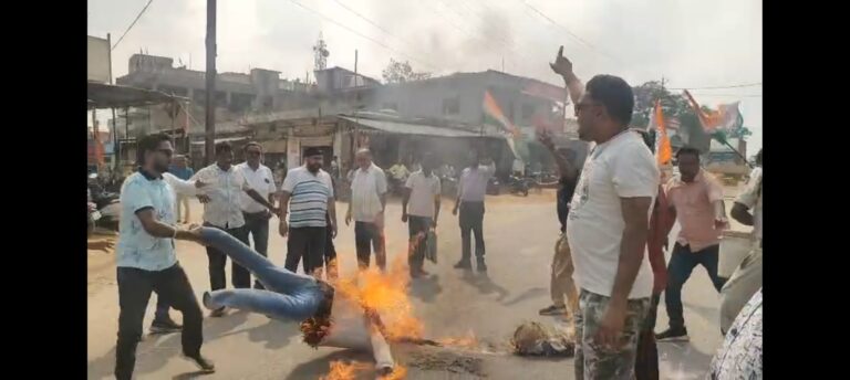 मुख्य चुनाव आयुक्त (CEC) ज्ञानेश कुमार को पद से हटाने की मांग को लेकर ⛔ब्लॉक कांग्रेस कांसाबेल⛔ के तत्वाधान में ब्लॉक स्तर पर विरोध प्रदर्शन और पुतला दहन किया गया।