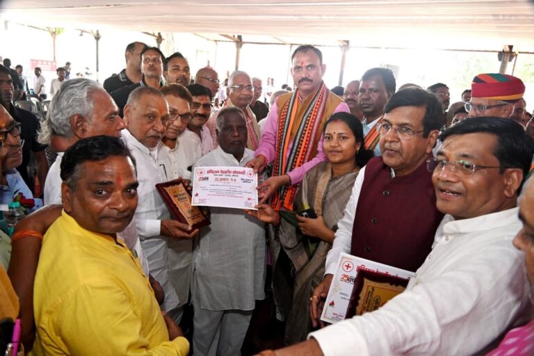 रेडक्रॉस सोसाइटी के कार्यक्रम में स्वास्थ्य मंत्री श्याम बिहारी जायसवाल एवं महिला-बाल विकास मंत्री लक्ष्मी राजवाड़े ने किया सम्मानित