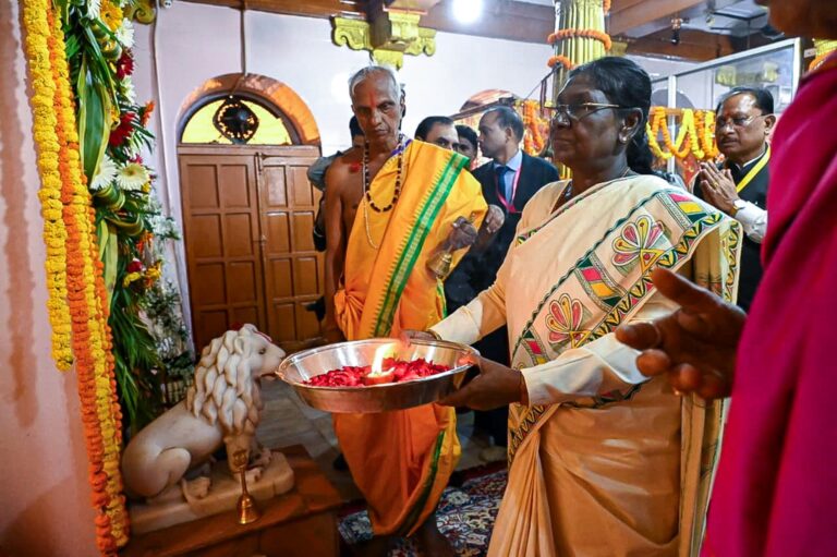 राष्ट्रपति श्रीमती द्रौपदी मुर्मु ने माँ दंतेश्वरी की पूजा-अर्चना कर देशवासियों की सुख-समृद्धि और खुशहाली की कामना की