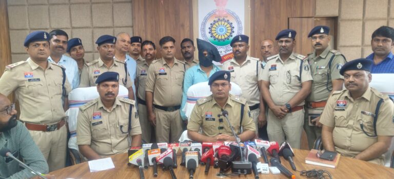 सूरजपुर डबल मर्डर का सनसनीखेज खुलासा: 19 लाख रुपये के लालच में शिक्षिका की हत्या, राज खुलने के डर से बेटे को भी मार डाला