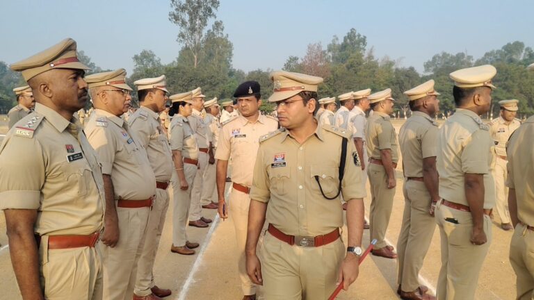 पुलिस अधीक्षक सूरजपुर ने ली जनरल परेड की सलामी, उत्कृष्ट वेशभूषा वाले अधिकारी-कर्मचारी हुए पुरस्कृत।