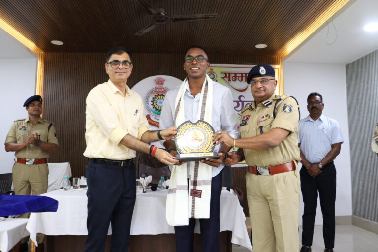 सरगुजा पुलिस परिवार ने किया गौरवान्वित :- देश के सबसे तेज़ धावक अनिमेष कुजूर का हुआ सम्मान।