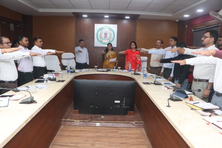 सतर्कता जागरूकता सप्ताह के अंतर्गत अधिकारियों ने ली सत्यनिष्ठा की शपथ